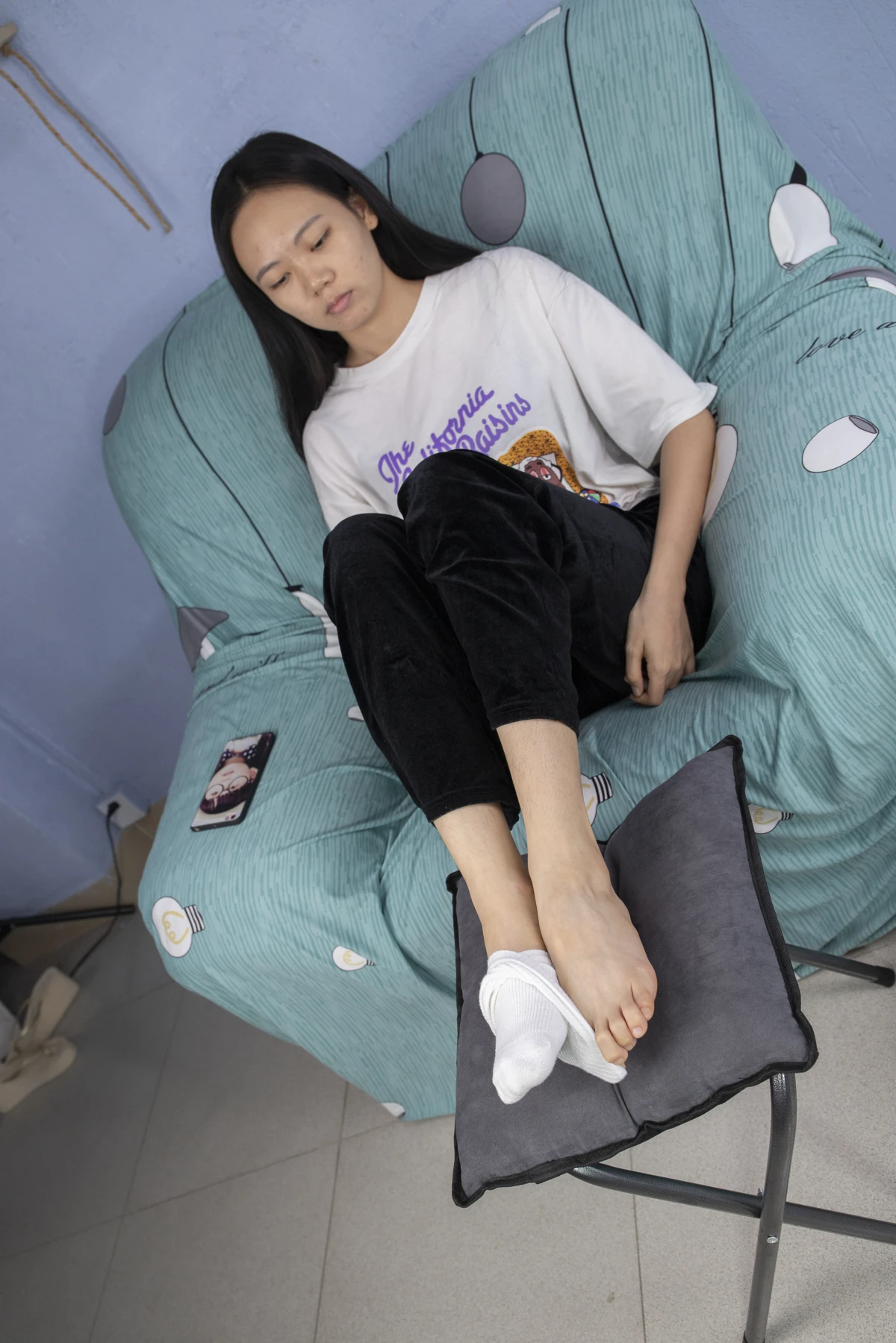 [Mzsock] NO.032 Xiaoyi, a beauty with athlete’s foot, plays with the socks that she hasn’t changed for several days. The smell is really strong. Southern football skills#[93P]-61