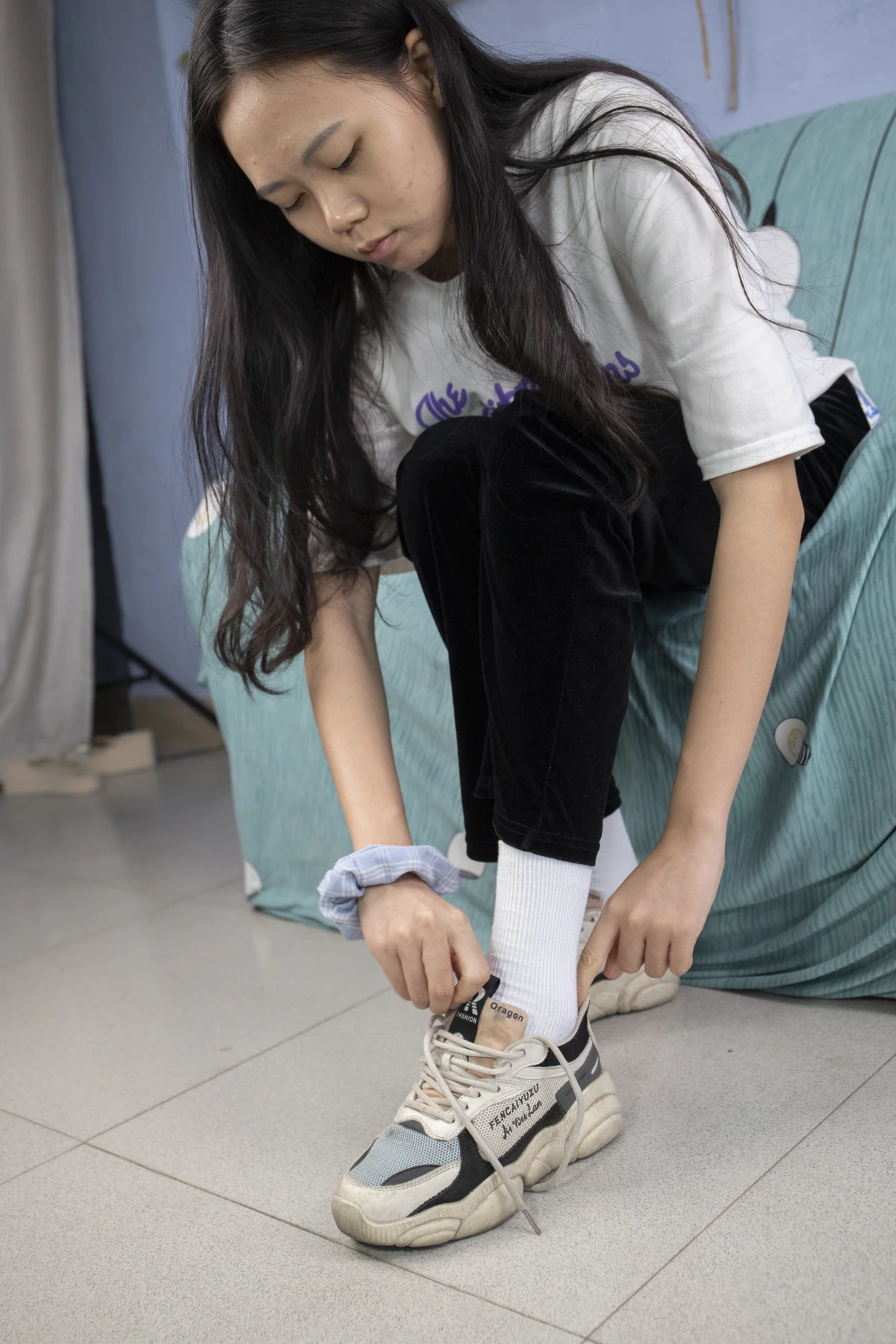 [Mzsock] NO.032 Xiaoyi, a beauty with athlete’s foot, plays with the socks that she hasn’t changed for several days. The smell is really strong. Southern football skills#[93P]-91