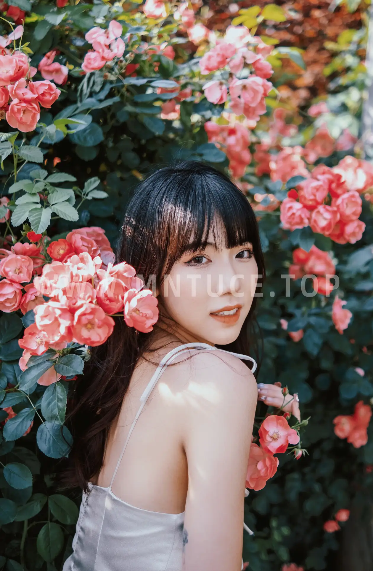 [YITUYU] 2022.06.10 Vol.1137 – Under the Roses Yiyi#[25P]-14